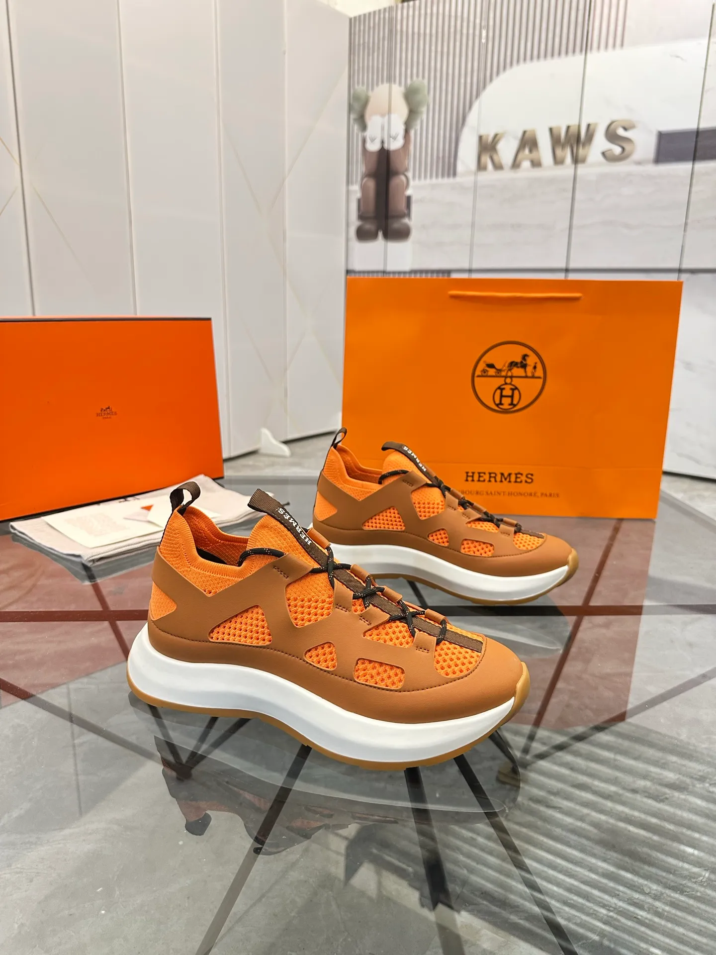 Men's shoes for sale 💰: 💰P660¥ High-end top quality Product trademark: Hermes *"Hermès*" low-top casual shoes Regular size: 38-45 (can be customized to 46) Product materials: upper imported first-layer cowhide stitched with original fabric, original rubber sheet, breathable lining, cowhide foot pads, original outsole. No.: 001